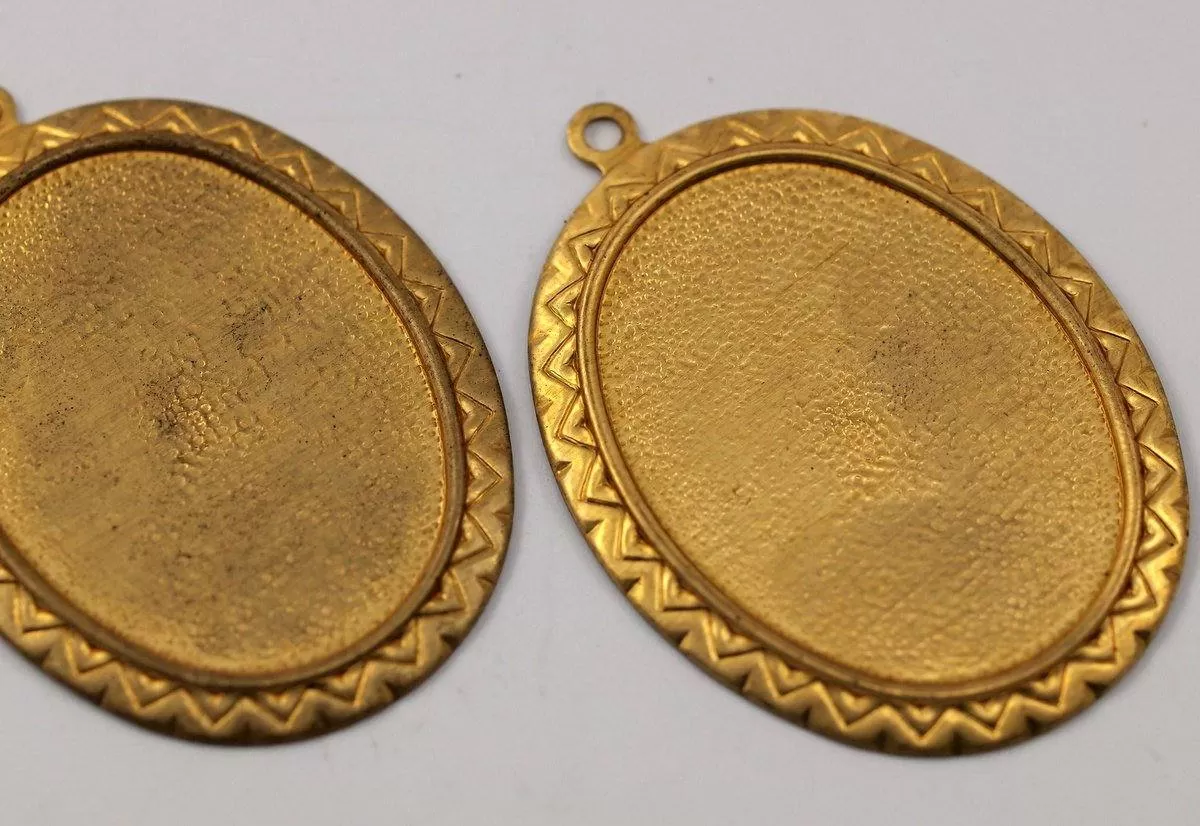 1 Vintage Raw Brass Oval Pendant Setting With 40x30mm Cameo Base L-10